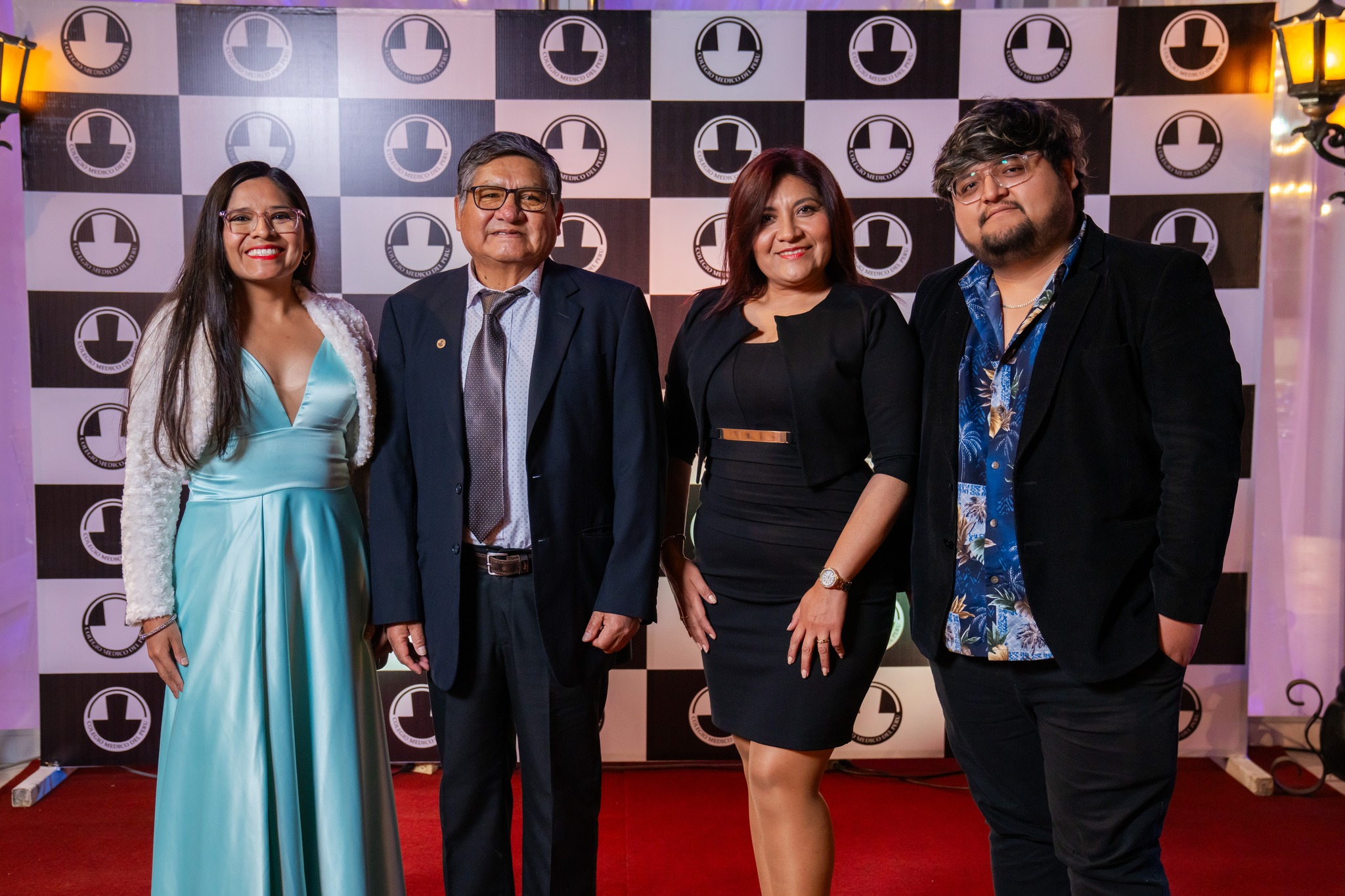 Puede ser una imagen de 4 personas, personas sonriendo y texto